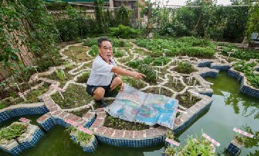 广东退休教师在自家阳台建巨幅中国地图模型