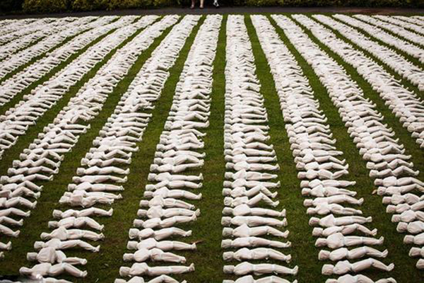 纪念一战：英艺术家制作近两万包裹尸布士兵模
