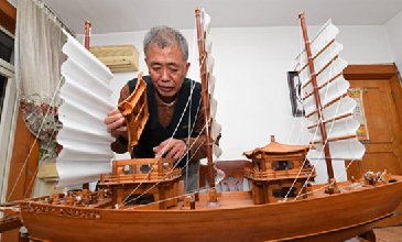 山西老人几十元成本打造精美船只模型