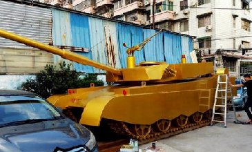 金黄色的99式主战坦克模型