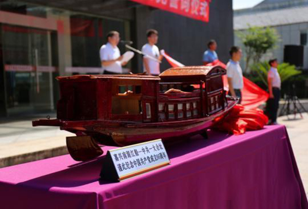 七旬工匠耗时3个月制作南湖“红船”模型