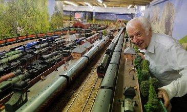 72岁英国老人20年打造超奢华铁路模型